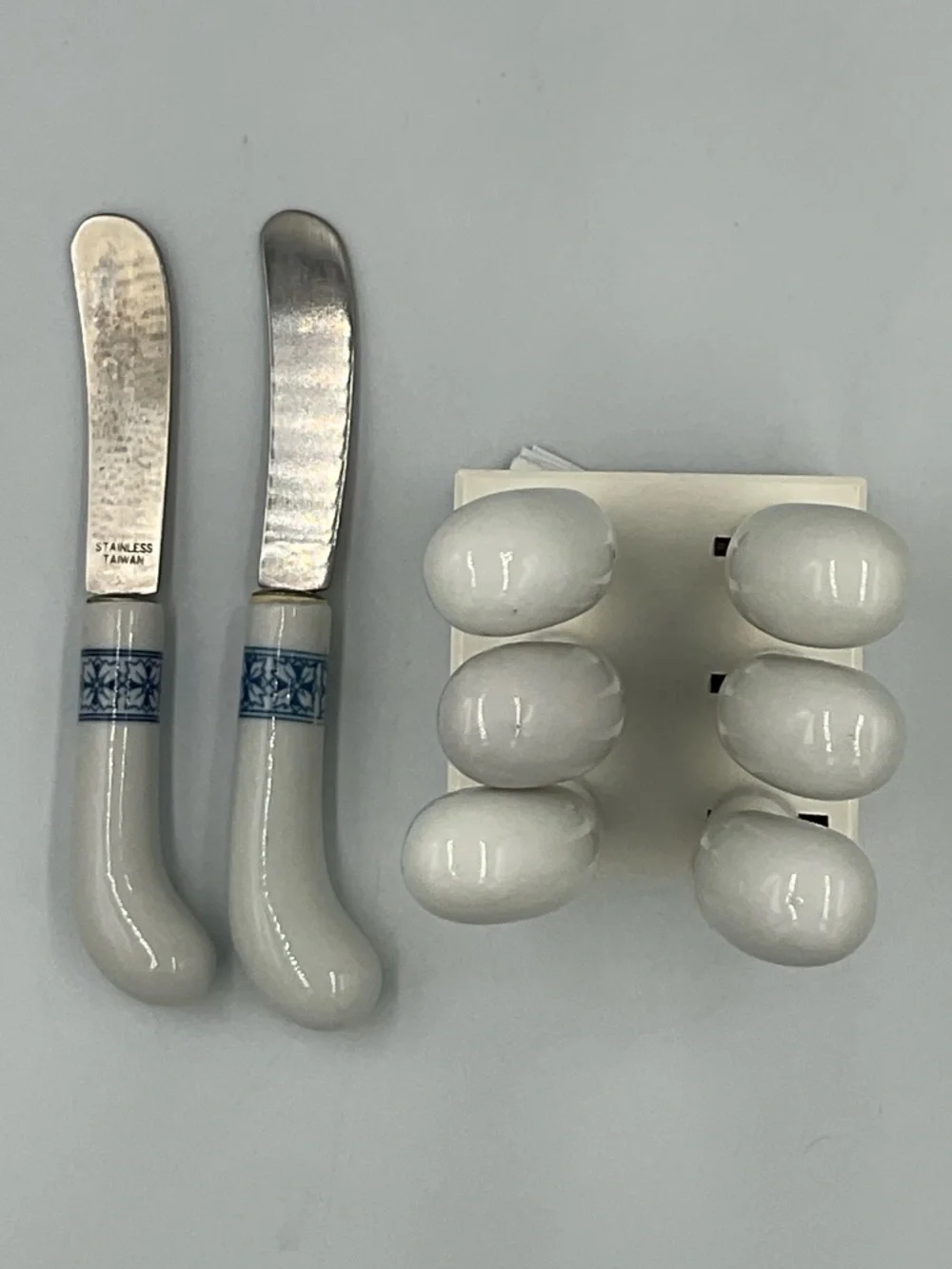 Vntg Ceramic Canape Butter Knives - Blue & White w/ Matching Woodblock Set of 8